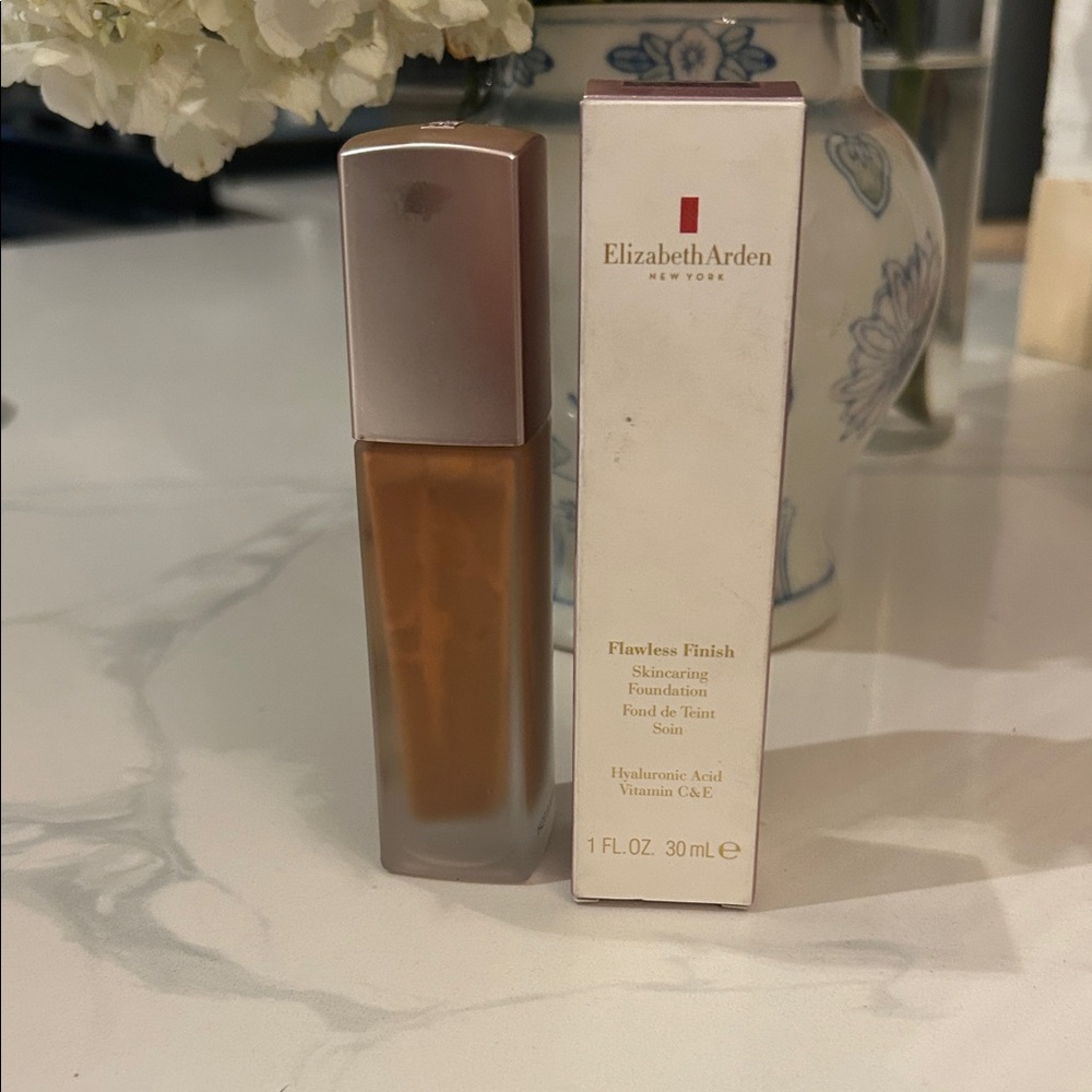 Elizabeth Arden Flawless Finish Foundation - Warm Tan Bottle